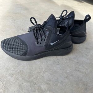 Women Nike LUNARCHARGE ESSENTIAL 'Black' sz 6.5